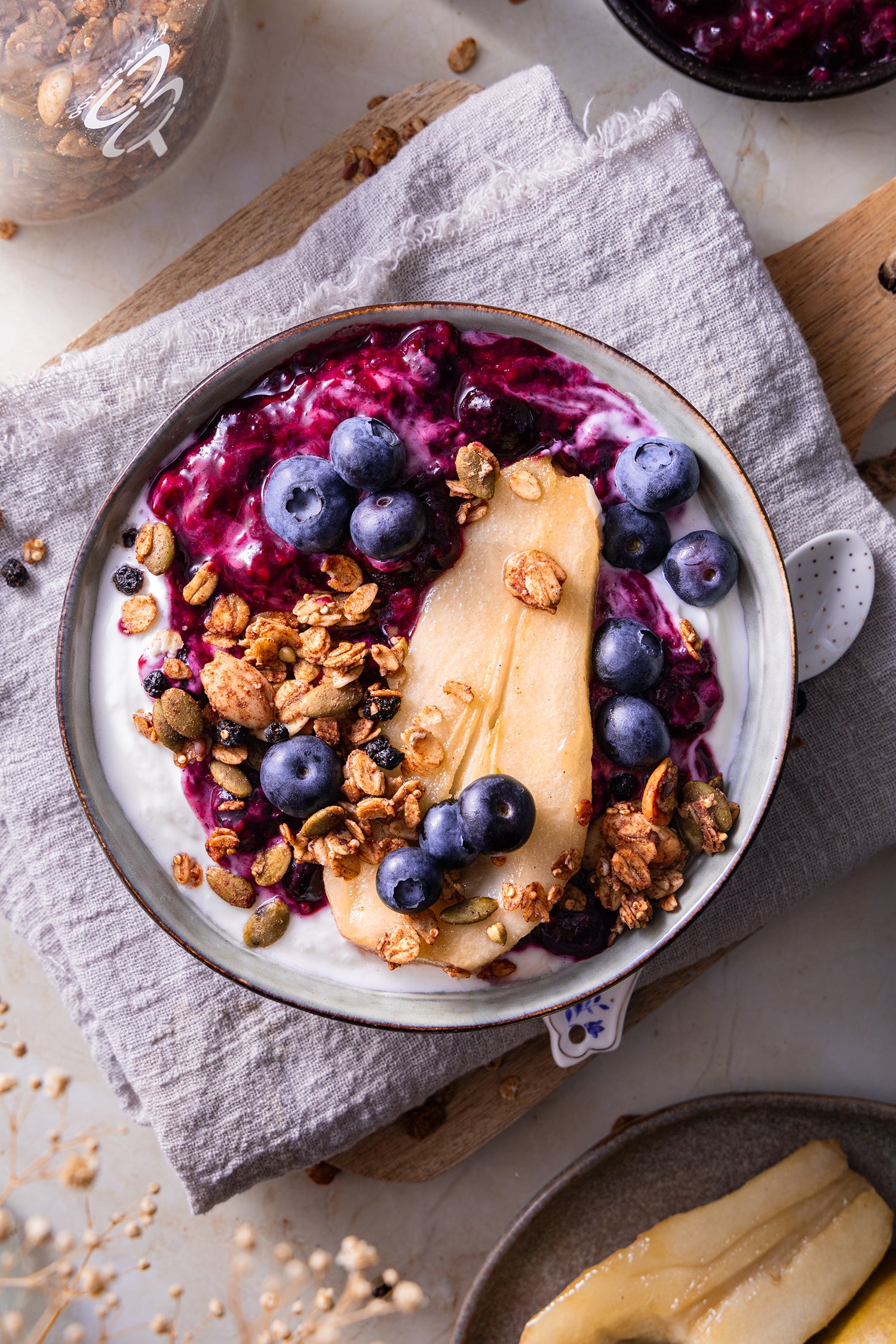 Yoghurt bowl met rood fruit compote en gebakken peer